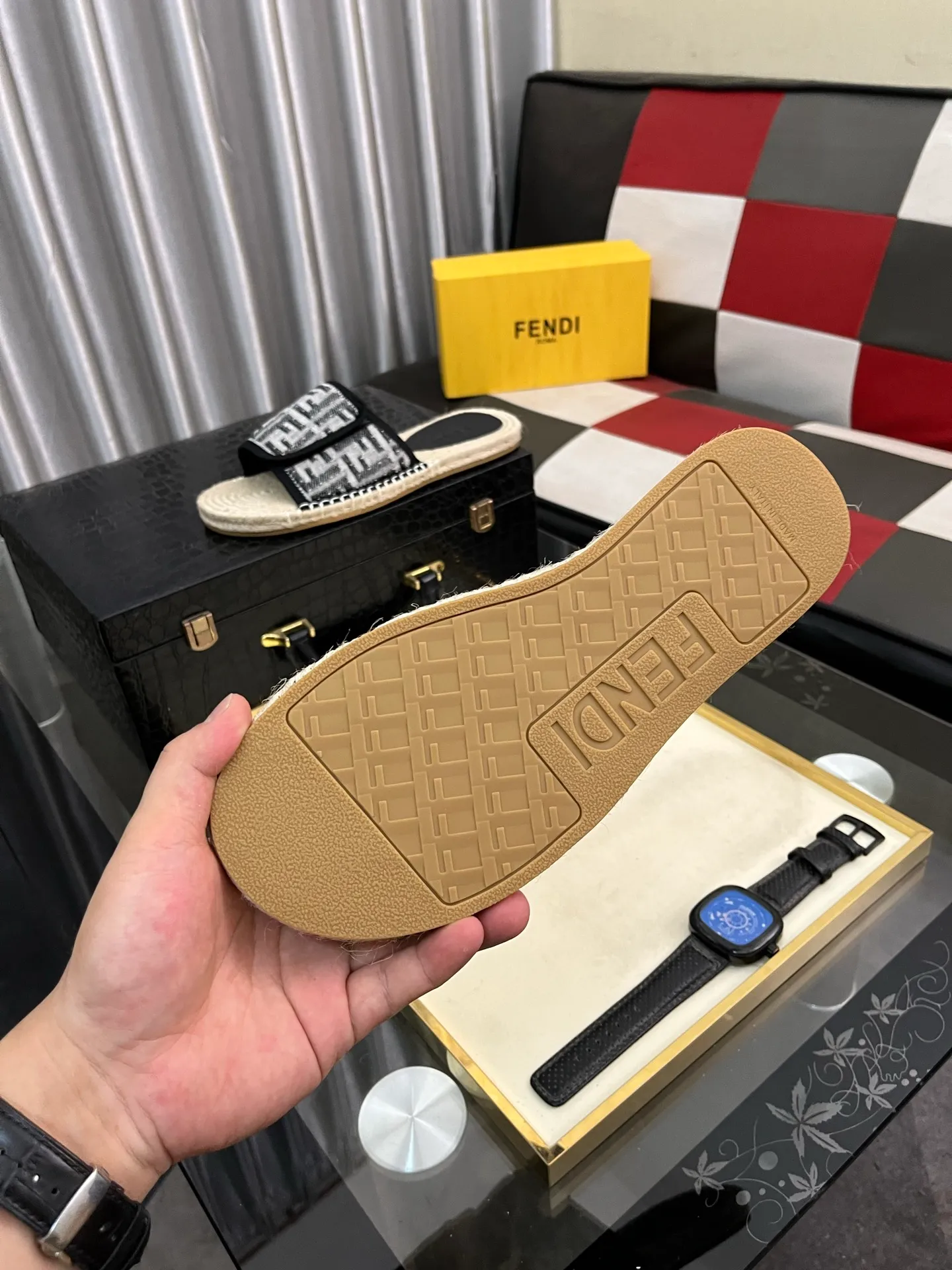 Men's shoes💰320⌚️⌚️[FENDI~Fendi slippers] High-end men's shoes brand official website 1:1 latest masterpiece: original mold customization, fabrics made of imported original materials, upgraded outsole, lighter, top quality in the market, simple and tasteful, a must-have for fashionistas, fashion is at your feet, full of confidence, the same style at the counter👍The season of summer slippers is here. Yardage: 38-44. Can be customized45.46.47